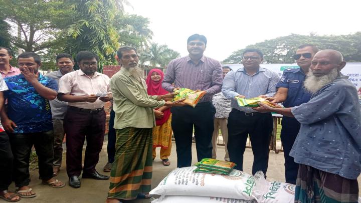 আত্রাইয়ে প্রান্তিক কৃষকদের মাঝে বীজ ও সার বিতরণ